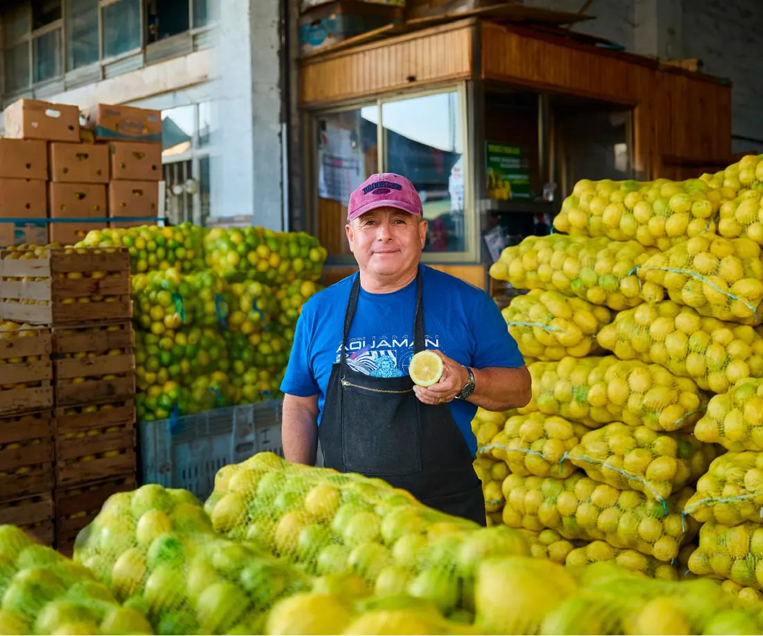 Lo Valledor · locatario en su puesto de cítricos