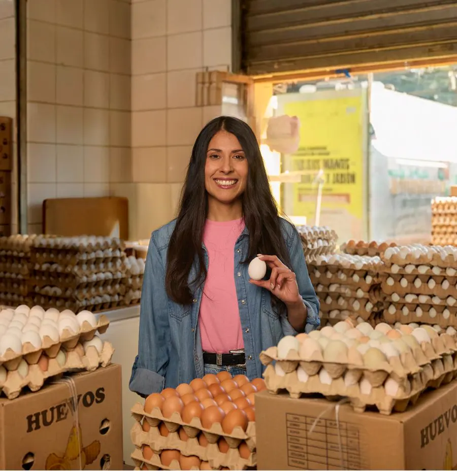 Lo Valledor · locataria en su puesto de huevos