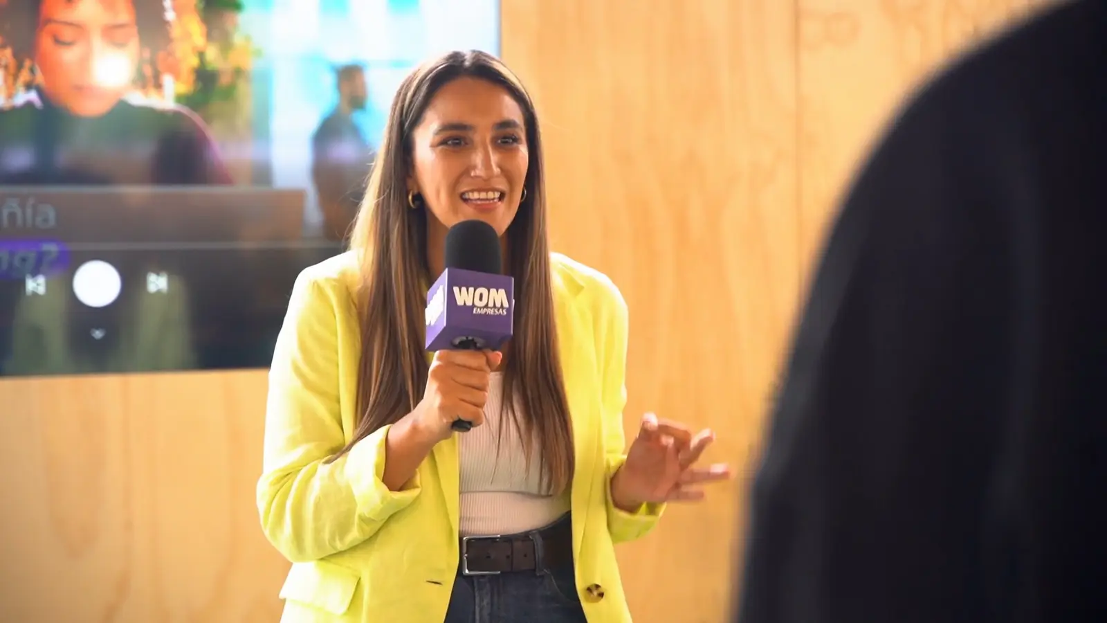 WOM Empresas — entrevista con microfono de marca en el stand